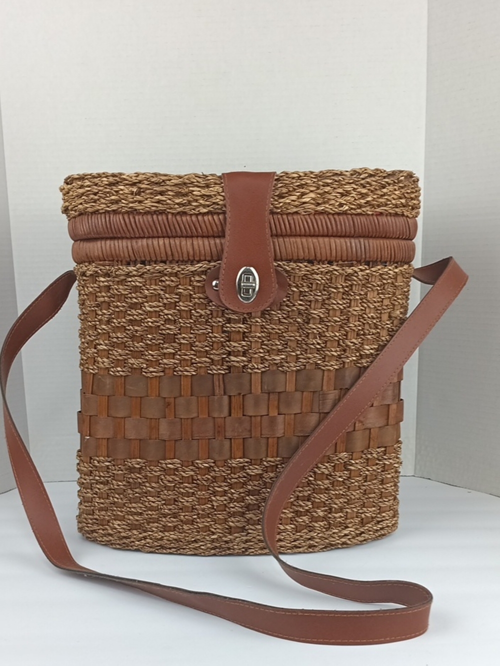 Vintage Woven Rattan / Wicker Insulated / Wine Glasses Picnic Basket.